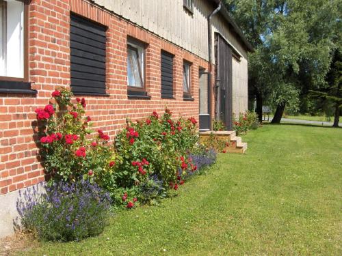 a brick building with flowers on the side of it at Bengtssons Loge in Simrishamn
