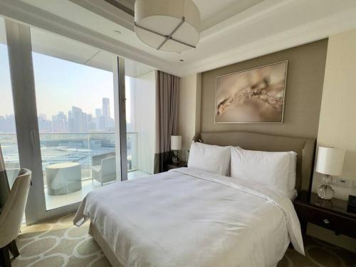 ドバイにあるAddress Boulevard One Bedroom With Burj Khalif Viewのベッドルーム(大型ベッド1台、大きな窓付)