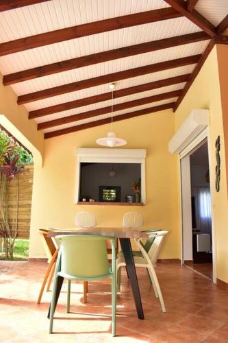 a dining room with a table and chairs at Carré Vert Guadeloupe Villa Privée Piscine in Gourbeyre