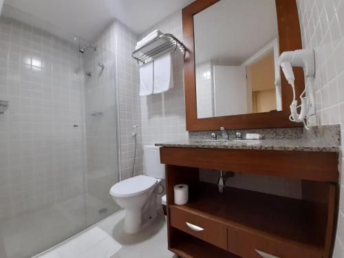 een badkamer met een toilet, een douche en een wastafel bij EXCELENTE Flat proximo ao Shopping Ibirapuera in Sao Paulo