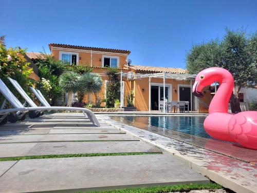 un grand flamant rose gonflable devant une maison dans l'établissement Villa in Biot, à Biot