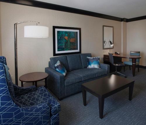 Χώρος καθιστικού στο DoubleTree Suites by Hilton Bentonville
