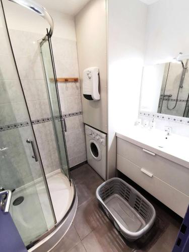 une salle de bain avec une douche, des toilettes et un lavabo dans l'établissement Résidence Le Neptune - 2 Pièces 4 couchages PORT LEUCATE MAE-8124, à Port-Leucate