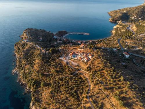 una vista aérea de una montaña junto al océano en Sampatiki Suites - 4 Star Seaview Luxury Suites With Breakfast And Spa - Opened 2024, en Leonidio