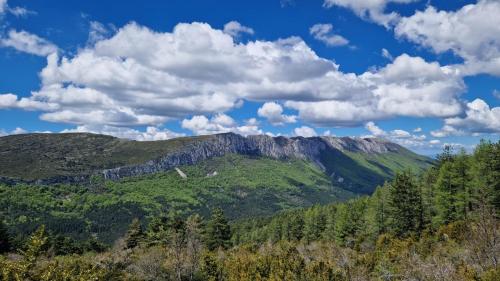 - une vue sur une montagne avec des nuages dans le ciel dans l'établissement Yourte de montagne, à Colmars