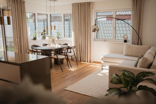 ein Wohnzimmer mit Tisch und Couch in der Unterkunft Fjell Apart in Gröbming