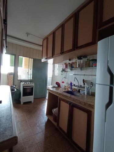 cocina con fregadero y encimera en Quarto em Apartamento no Centro en Campo Grande