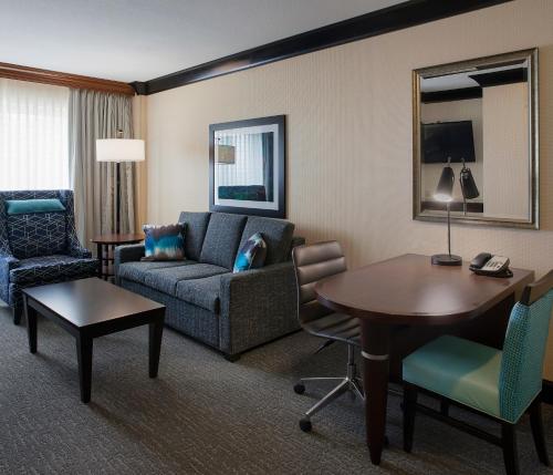 Χώρος καθιστικού στο DoubleTree Suites by Hilton Bentonville