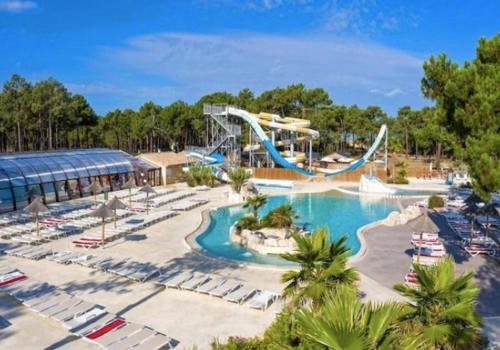 un complexe avec un parc aquatique avec toboggan dans l'établissement Spacieux Mobilhome Premium/Camping 5*, à Vendays-Montalivet