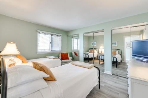 Giường trong phòng chung tại Emerald Dreams Beach and Lakefront West PCB Condo