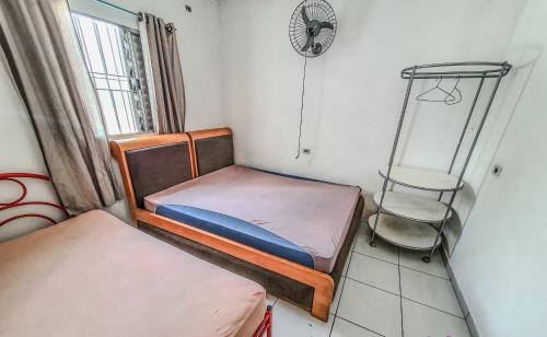 1 dormitorio con 2 literas y escalera en Casa Do Mar - Wi-fi - Netflix - Piscina, en Mongaguá