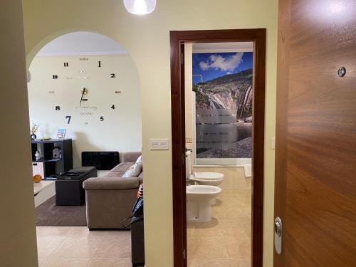 een badkamer met een toilet en een schilderij aan de muur bij Apartamento Playa Blanca in Corcubión