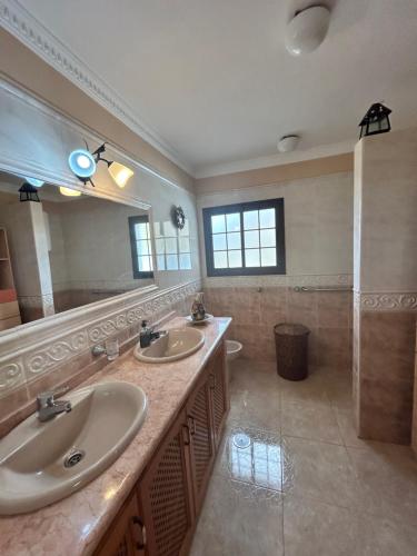 ein Badezimmer mit zwei Waschbecken und einem großen Spiegel in der Unterkunft Casa Atilano Las Puntas La Frontera El Hierro in Las Puntas