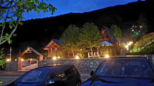 samochód zaparkowany w nocy przed domem w obiekcie Vilat Pllumaj w mieście Gropat e Selcës