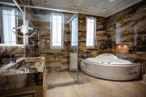 Koupelna v ubytování Ervini Boutique Hotel