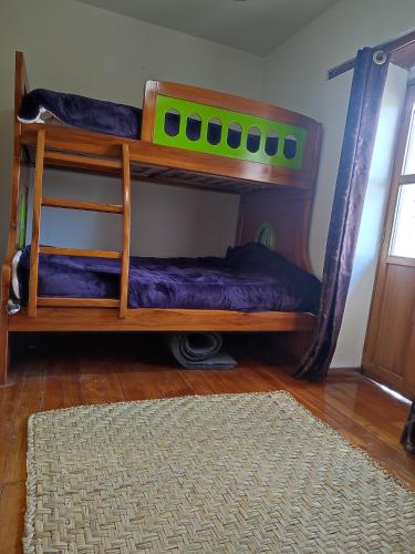 基多的住宿－PintagMagicHouse，配有2张双层床的宿舍间设有地毯。