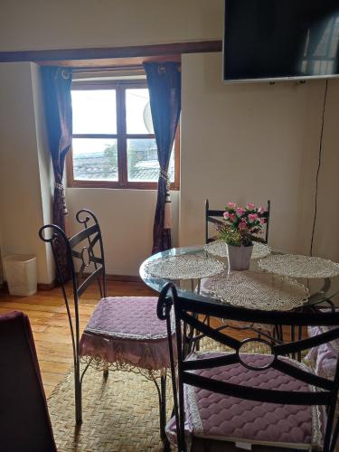 基多的住宿－PintagMagicHouse，一间带桌椅和窗户的用餐室