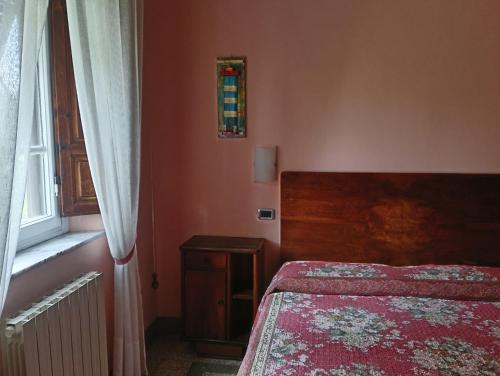 a small bedroom with a bed and a window at BeB Angelini dal 1911 in Lucca