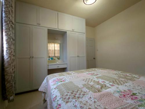 Katil atau katil-katil dalam bilik di Sunrise Breeze Barbados