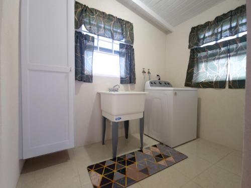 Gambar di galeri bagi Sunrise Breeze Barbados di Saint Philip