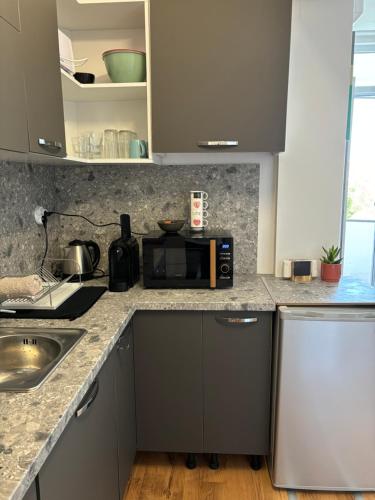 a kitchen with a sink and a microwave at SiSi Art in Varna City