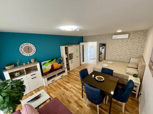 un soggiorno con tavolo e una sala da pranzo di Lux apartment 10 center, free parking a Niš