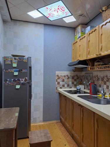 una cucina con frigorifero e lavandino di Apartment near Khatai a Baku