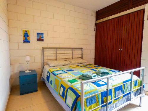 Casa Espetacular com Jacuzzi Churrasqueira e WIFI في ساو سيباستياو: غرفة نوم بسرير وباب احمر