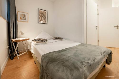 a bedroom with a large bed in a room at XXL Design-Appartement Highdesign 10 Pers zentral nähe Heidelberg und Mannheim in Weinheim