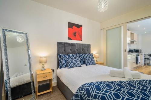 a bedroom with a large bed and a mirror at Charming 1-Bed Apartment in Leeds in Leeds