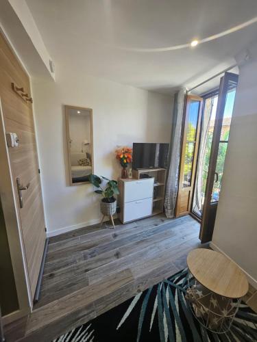 a room with a hallway with a door and a television at Duplex dans maison de village in Cagnes-sur-Mer