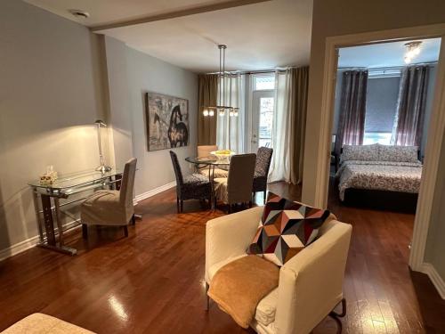 Postel nebo postele na pokoji v ubytování ApartHotelMontreal by Les Terrasses Saint Urbain 2225I2
