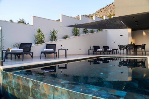 Spectacular villa X with heated pool overlooking Split and sea