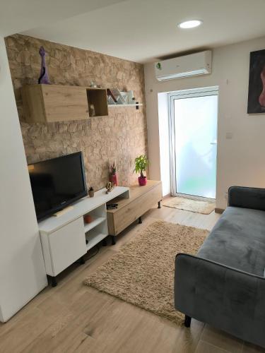 a living room with a tv and a couch at Casa da Celeste in Ponte de Lima