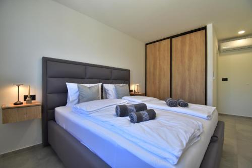 Tempat tidur dalam kamar di Spectacular villa X with heated pool overlooking Split and sea