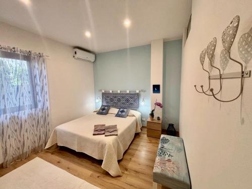 1 dormitorio con cama y pared con ventana en Bouganville, en Olmedo