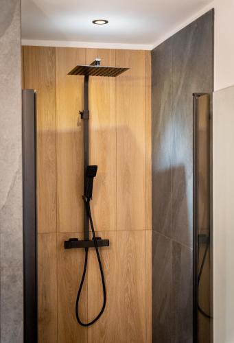 une douche avec un tuyau suspendu au mur dans l'établissement Superbe Appartement - Centre Mandelieu, à Mandelieu-la-Napoule