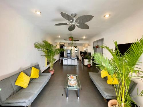 - un salon avec des canapés et un ventilateur de plafond dans l'établissement Marisol Beach, à Playa del Carmen
