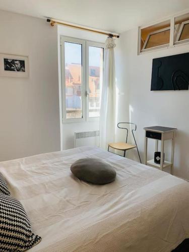 - un grand lit avec un oreiller dans l'établissement Duplex pour 2 à 6 personnes avec terrasse en plein cœur de la citadelle de Bonifacio, à Bonifacio