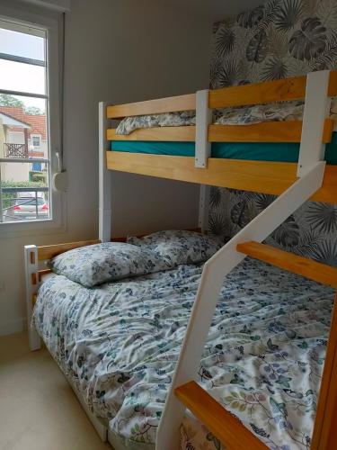 - une chambre avec deux lits superposés et un lit dans l'établissement Entre terre et mer, à Camiers