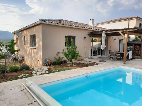 Superbe villa face Pic St Loup, piscine, pkg, wifi