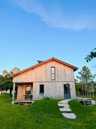 une vieille grange avec un chemin devant elle dans l'établissement Lodge Evasion fleurie proche St Emilion, à Guillac