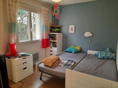 une chambre avec un lit, un bureau et une fenêtre dans l'établissement Superbe villa face Pic St Loup, piscine, pkg, wifi, à Le Triadou