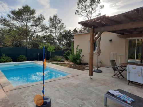une piscine dans l'arrière-cour d'une maison dans l'établissement Superbe villa face Pic St Loup, piscine, pkg, wifi, à Le Triadou