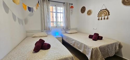 Postel nebo postele na pokoji v ubytování Homes of Spain, Apartamentos Paraíso Vera Playa, Fatu Hiva, Bajo A con piscina privada en jardín privado, PRIMERA LINEA de PLAYA, WIFI