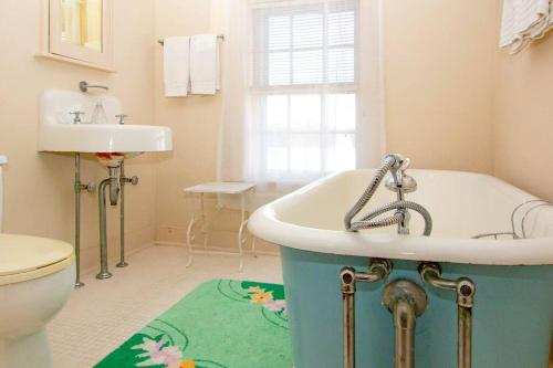 エドガータウンにあるWest Wing of Captain Morse House Waterfront, Townの浴槽、トイレ、洗面台を備えたバスルーム