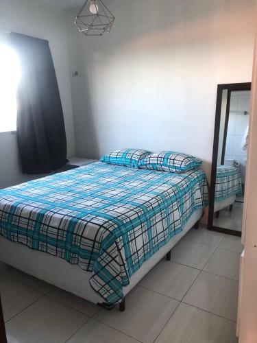 een slaapkamer met een bed en een spiegel bij Recanto 111 in Serra de São Bento