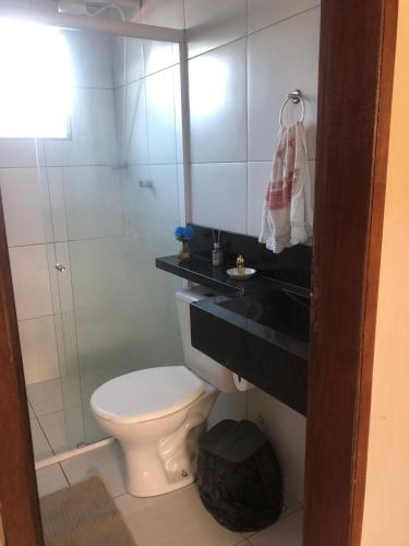 een badkamer met een toilet, een wastafel en een douche bij Recanto 111 in Serra de São Bento