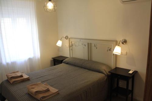 Łóżko lub łóżka w pokoju w obiekcie Madrid Rent 2