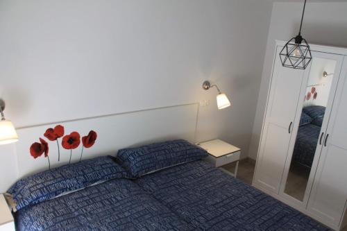 Łóżko lub łóżka w pokoju w obiekcie Madrid Rent 2